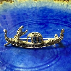 BEAUTIFUL VINTAGE 1930'S SILVER, MARCASITE & BLUE STONE GONDOLA BROOCH